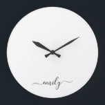 Reloj Redondo Grande Nombre de monograma del guión moderno blanco negro<br><div class="desc">Nombre de monograma de script simple en blanco y negro. Esto hace que el dulce perfecto cumpleaños 16,  boda,  ducha de novia,  aniversario,  ducha de bebé o fiesta de soltera sea regalo para alguien que ama el lujo glam y los estilos de moda.</div>