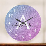 Reloj Redondo Grande Nombre de monograma del Purpurina de espuma rosa y<br><div class="desc">Nombre de monograma de Purpurina de espuma rosa y morada y reloj de pared de servicio inicial. El reloj de pared es el regalo perfecto para alguien que ama el purpurina brillante de plata.</div>