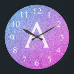Reloj Redondo Grande Nombre de monograma del Purpurina de espuma rosa y<br><div class="desc">Nombre de monograma de Purpurina de espuma rosa y morada y reloj de pared de servicio inicial. El reloj de pared es el regalo perfecto para alguien que ama el purpurina brillante de plata.</div>