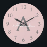 Reloj Redondo Grande Nombre de monograma moderno de escritura gris rosa<br><div class="desc">Reloj de nombres de monogramas Rubor Pink and Grey Simple Script. Esto hace el regalo perfecto dulce de 16 años,  boda,  ducha de novia,  aniversario,  ducha de bebé o fiesta de soltera para alguien que ama el lujo glam y los estilos de moda.</div>