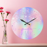 Reloj Redondo Grande Nombre de monograma morado rosa purpurina de unico<br><div class="desc">Un fondo de diseño de color arcoiris con unicornio y colores pastel de arcoiris en rosa, violeta, dorado rosa, verde menta. Decorada con polvo falso purpurina en rosa y morado. Decorado con un unicornio de color arcoiris. Personalice y agregue un nombre, escrito con un estilo de escritura con letras a...</div>