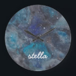 Reloj Redondo Grande Nombre del Explorador de espacios<br><div class="desc">Inspire el espacio o el amante de la ciencia en su vida con este reloj temático con una galaxia pintada a mano llena de estrellas y planetas. Con el nombre de tu pequeño astronauta. El texto es totalmente personalizable. Parte de una colección de estudios de paquetes.</div>