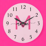 Reloj Redondo Grande Nombre del Monograma de Giro de Guión Moderno Cali<br><div class="desc">Haz una declaración audaz en tu espacio con nuestro Hot Pink Moderne Script Girly Monograma Nombre grande Reloj! Este reloj, con un vibrante diseño rosa caliente y personalizado con su nombre en un guión moderno y elegante, añade un toque elegante y personal a cualquier habitación. Perfecto para dormitorios, oficinas o...</div>