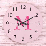 Reloj Redondo Grande Nombre del Monograma de Giro de Guión Moderno Cali<br><div class="desc">Haz una declaración audaz en tu espacio con nuestro Hot Pink Moderne Script Girly Monograma Nombre grande Reloj! Este reloj, con un vibrante diseño rosa caliente y personalizado con su nombre en un guión moderno y elegante, añade un toque elegante y personal a cualquier habitación. Perfecto para dormitorios, oficinas o...</div>