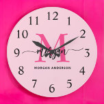 Reloj Redondo Grande Nombre del Monograma de Giro de Guión Moderno Cali<br><div class="desc">Haz una declaración audaz en tu espacio con nuestro Hot Pink Moderne Script Girly Monograma Nombre grande Reloj! Este reloj, con un vibrante diseño rosa caliente y personalizado con su nombre en un guión moderno y elegante, añade un toque elegante y personal a cualquier habitación. Perfecto para dormitorios, oficinas o...</div>