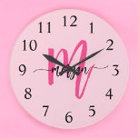 Reloj Redondo Grande Nombre del Monograma de Giro de Guión Moderno Cali<br><div class="desc">Haz una declaración audaz en tu espacio con nuestro Hot Pink Moderne Script Girly Monograma Nombre grande Reloj! Este reloj, con un vibrante diseño rosa caliente y personalizado con su nombre en un guión moderno y elegante, añade un toque elegante y personal a cualquier habitación. Perfecto para dormitorios, oficinas o...</div>