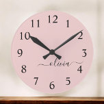 Reloj Redondo Grande Nombre del Monograma de Rubor Dusty Pink Moderne S<br><div class="desc">Reloj de nombres de monograma de escritura simple rosado y denso de Rubor. Esto hace que el dulce perfecto cumpleaños 16,  boda,  ducha de novia,  aniversario,  ducha de bebé o fiesta de soltera sea regalo para alguien que ama el lujo glam y los estilos de moda.</div>