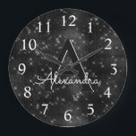 Reloj Redondo Grande Nombre del monograma del destello de espuma negro<br><div class="desc">Estrellas de espuma en blanco y negro y nombre de monograma de brillo y reloj de pared de servicio inicial. El reloj de pared es el regalo perfecto para alguien que ama el brillo negro y blanco.</div>