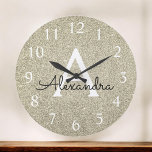 Reloj Redondo Grande Nombre del monograma del Purpurina de espuma dorad<br><div class="desc">Nombre del Monograma del Purpurina de la aguja de oro y reloj de pared de servicio inicial. El reloj de pared es el regalo perfecto para alguien que ama el purpurina brillante de plata.</div>
