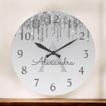 Reloj Redondo Grande Nombre del monograma del Purpurina de espuma plate<br><div class="desc">Nombre del Monograma del Purpurina de la espuma de ormbre plateado y reloj de pared de servicio inicial. El reloj de pared es el regalo perfecto para alguien que ama el purpurina brillante de plata.</div>
