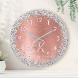 Reloj Redondo Grande Nombre del monograma del Purpurina Metalizado cepi<br><div class="desc">Personaliza fácilmente este diseño de reloj de pared de moda de moda con un purpurina brillante de bonito plateado sobre un fondo metálico subió en oro.</div>