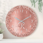 Reloj Redondo Grande Nombre del monograma del Purpurina Metalizado cepi<br><div class="desc">Personaliza fácilmente este diseño de moda de moda y reloj grande con un purpurina brillante de oro rosa bonito sobre un fondo metálico rosa cepillado de oro.</div>