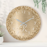 Reloj Redondo Grande Nombre del monograma del Purpurina Metalizado cepi<br><div class="desc">Personaliza fácilmente este diseño de reloj de pared de moda de moda con purpurina brillante de bonito dorado sobre fondo metálico cepillado de oro.</div>