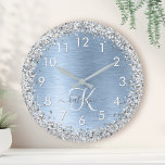 Reloj Redondo Grande Nombre del monograma del Purpurina plateado Metali<br><div class="desc">Personaliza fácilmente este diseño de reloj de pared de moda de moda con purpurina brillante de bonito plateado sobre un fondo metálico de color azul.</div>