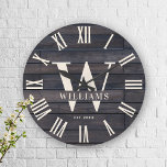 Reloj Redondo Grande Nombre familiar de Personalizado de granja de mono<br><div class="desc">Nombre de la familia personalizada, monograma y reloj de pared moderna y rústica establecido por el año en un diseño de estilo de casa de campo moderno con cara de reloj numérico romano y diseño de fondo de tablero de madera negra oscura / shiplap. Un regalo perfecto para recién casados,...</div>