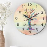 Reloj Redondo Grande Nombre Monograma Arcoiris<br><div class="desc">Este reloj de pared colorido está decorado con un árbol de mosaico en los colores del arcoiris sobre un fondo acuarela. Personalizable fácilmente con su nombre o monograma. Porque creamos nuestra propia obra de arte no encontrarás esta imagen exacta de otros diseñadores. Mosaico original y acuarela © Michele Davies.</div>