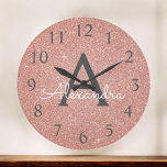 Reloj Redondo Grande Nombre Monograma del Purpurina de espuma dorada Ro<br><div class="desc">Pink - Nombre Monograma Rosa Purpurina Gold Sparkle y Reloj Pared de Servicio Inicial que puede ser usado en casa, oficina o en un negocio de salón de belleza para uñas, Microblading, Eyelash Extensions (Lashes), Cabello o Maquillaje. El Reloj de Pared es el regalo perfecto para alguien que ama el...</div>