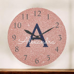 Reloj Redondo Grande Nombre Monograma del Purpurina de la aguja azul de<br><div class="desc">Nombre Monograma del Purpurina Rosa y Azul de la Marina y Nombre del Pared de Servicio Inicial. El Reloj de Pared es el regalo perfecto para alguien que ama el purpurina brillante rosa.</div>
