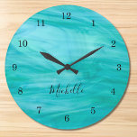 Reloj Redondo Grande Nombre Monograma Turquesa<br><div class="desc">Este reloj de pared colorido está decorado con un toque de color turquesa. Personalizable fácilmente con su nombre o monograma. Utilice la opción Personalizar adicional para cambiar el tamaño,  estilo o color del texto si lo desea.</div>