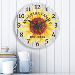 Reloj Redondo Grande Nombre personalizado de girasol de madera de grano<br><div class="desc">Gran hermoso y rústico granero blanco vintage girasol de madera personalizada nombre familiar año de establecimiento reloj de decoración de pared. El perfecto estilo floral de tablas de madera rústica para cualquier casa o cocina.</div>