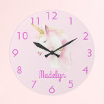 Reloj Redondo Grande Nombre rosa unicornio<br><div class="desc">Un suave fondo rosa decorado con una bonita cara de unicornio en blanco y rosa. Personalice y agregue un nombre,  letras rosas. Números rosados de la cara del reloj.</div>