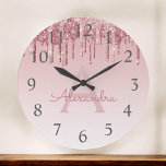 Reloj Redondo Grande Nombre y inicial color de rosa del monograma del<br><div class="desc">Rosa de Rubor - nombre color de rosa del monograma del purpurina de la chispa del goteo de Ombre del oro y reloj de pared inicial de la porción. El reloj de pared hace el regalo perfecto para alguien que ama el purpurina rosado de la chispa.</div>