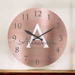 Reloj Redondo Grande Nombre y inicial metálicos del monograma del oro<br><div class="desc">Falso nombre metálico del monograma del oro color de rosa y reloj de pared inicial de la porción. El reloj de pared hace el regalo perfecto para alguien que ama el acero inoxidable rosado.</div>