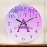 Reloj Redondo Grande Nombre y inicial púrpuras del monograma del<br><div class="desc">Nombre púrpura del monograma del purpurina de la chispa del goteo de Ombre y reloj de pared inicial de la porción. El reloj de pared hace el regalo perfecto para alguien que ama el purpurina púrpura de la chispa.</div>