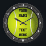Reloj Redondo Grande Nombre y texto de tenis personalizado<br><div class="desc">Perfecto para los aficionados al tenis. Cuenta con una gran pelota de tenis con nombre de personalizable y texto. Personalizable completo para agregar más nombres,  imágenes y cambiar tipos de letra también. ¡Disfrútalo!</div>