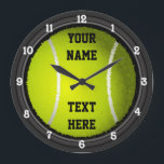 Reloj Redondo Grande Nombre y texto de tenis personalizado<br><div class="desc">Perfecto para los aficionados al tenis. Cuenta con una gran pelota de tenis con nombre de personalizable y texto. Personalizable completo para agregar más nombres,  imágenes y cambiar tipos de letra también. ¡Disfrútalo!</div>
