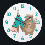 Reloj Redondo Grande Número Verde azulado de Oso Tribal y Tipi<br><div class="desc">Aquí hay un reloj lindo que ayudará a su hijo a aprender a leer el tiempo, ¡y a ser divertido también! Grandes números verde azulados en un campo blanco hacen que el reloj sea fácil de leer. Dentro del círculo de números está la adorable imagen de un oso marrón vestido...</div>