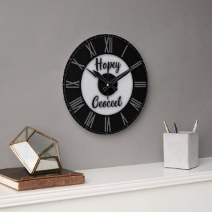 Reloj Redondo Grande “Números Romanos con Nombre Personalizado – Modern