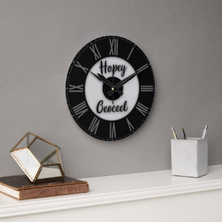 Reloj Redondo Grande “Números Romanos con Nombre Personalizado – Modern