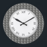 Reloj Redondo Grande NY Art Deco Metropolitano Moderno Negro y Blanco<br><div class="desc">Elegante motivo circular con un estilo Art Decó de los años 20. Elegante blanco y negro para los bodas o cualquier evento formal. Olas abrumadoras de círculos inspirados en el patrón tradicional japonés de Seigaiha</div>