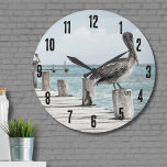 Reloj Redondo Grande Océano costero pelícano<br><div class="desc">Esta hermosa toma cuenta con un pelícano marrón y su entorno natural, incluyendo un océano azul y un camino de madera angustiado. Ideal para una casa en la playa o en cualquier lugar en el que quieras disfrutar de un poco de ambiente costero o costero. Hermosa playa marrón pelícana Océano...</div>
