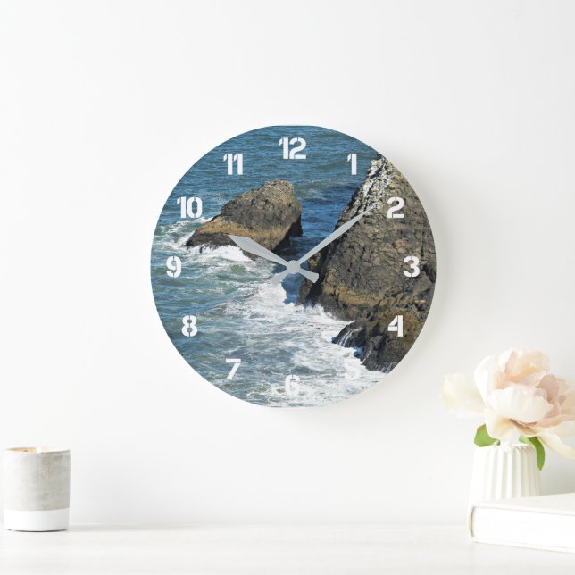 Reloj Redondo Grande Olas estrelladas en la costa rocosa (Hogar)