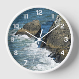 Reloj Redondo Grande Olas que rompen en la costa rocosa