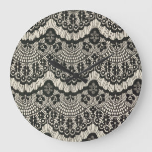 Reloj Redondo Grande Ornamento de encaje de tela sobre blanco.