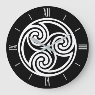Reloj Redondo Grande Ornamento de Triskele del Celtic, blanco y negro