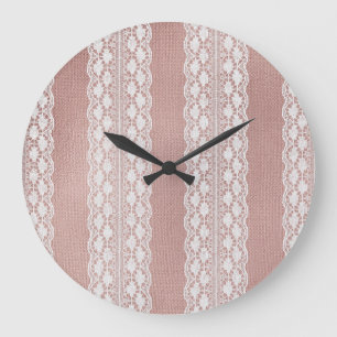Reloj Redondo Grande Oro rosa metálico, textura de encaje blanquecino.
