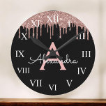 Reloj Redondo Grande Oro Rosa - Nombre de monograma del Purpurina negro<br><div class="desc">Oro Rosa - Nombre Monograma del Purpurina Rubor Pink and Black Sparkle y reloj de pared de lujo inicial. Esto hace que el dulce perfecto cumpleaños 16, boda, ducha de novia, aniversario, ducha de bebé o fiesta de soltera sea regalo para alguien que ama el lujo glam y los estilos...</div>
