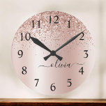 Reloj Redondo Grande Oro Rosa - Nombre Metalizado del monograma del Pur<br><div class="desc">Oro Rosa - Purpurina De Espuma Metálica De Relieve metalizado De Faux Rosado De Rubor Cepillado Monograma Metalizado Reloj De Nombre. Esto hace que el dulce perfecto cumpleaños 16, boda, ducha de novia, aniversario, ducha de bebé o fiesta de soltera sea regalo para alguien que ama el lujo glam y...</div>