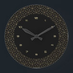 Reloj Redondo Grande Oro sobre el patrón negro art-deco<br><div class="desc">Oro sobre el patrón geométrico negro art-deco con números purpurinas de imitación dorados. Diseño elegante.</div>