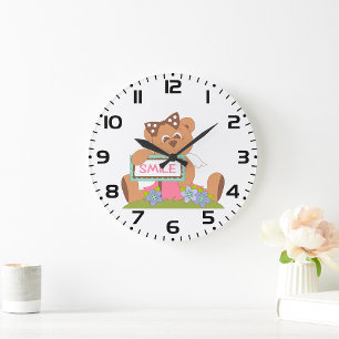 Reloj Redondo Grande Oso de peluche con lazo sosteniendo letrero de son