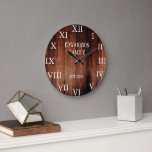 Reloj Redondo Grande País de nombre de la familia Rusn Barn wood<br><div class="desc">Rústico reloj de pared de madera oscura de granero con grandes números romanos. Puede personalizar y agregar su propio nombre y año establecido.</div>