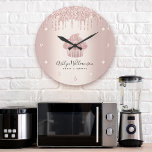 Reloj Redondo Grande Panadería Pastel pastelería Chef Rosa Oro Purpurin<br><div class="desc">Imprima con elegancia este reloj de pared de nombre a medida elegante, sofisticado, sencillo y moderno. Un pastel de oro brillante, rosa, tipografía manuscrita de escritura y goteo de purpurinas superponen un falso fondo de color rosa metálico oscuro. Personaliza con tu nombre completo, negocio u otra información. Tu elección de...</div>