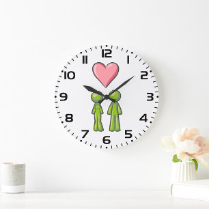 Reloj Redondo Grande Pareja de figuras de palito verdes con corazón ros