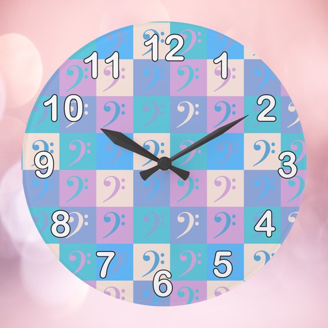 Reloj Redondo Grande Pastel con números del patrón de música de limpiez (A clock with a pattern of bass clefs with white numbers and black outlines.)