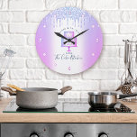 Reloj Redondo Grande Pastel de pastelería Chef Purpurina púrpura Moda d<br><div class="desc">Imprima con elegancia este reloj de pared de nombre a medida elegante, sofisticado, sencillo y moderno. Un pastel de dos capas brillante, morado, rosa, azul, tipografía manuscrita de escritura y goteo de purpurinas superponen un falso fondo azul morado metálico. Personaliza con tu nombre completo, negocio u otra información. Tu elección...</div>