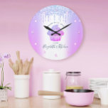 Reloj Redondo Grande Pastel de pastelería Pastelería Chef Purpurinas Pú<br><div class="desc">Imprima con elegancia este reloj de pared de nombre a medida elegante, sofisticado, sencillo y moderno. Un quequito brillante, morado, rosa, azul, tipografía manuscrita de escritura y goteo de purpurinas superponen un falso fondo negro azul color champán metálico. Personaliza con tu nombre completo, negocio u otra información. Tu elección de...</div>